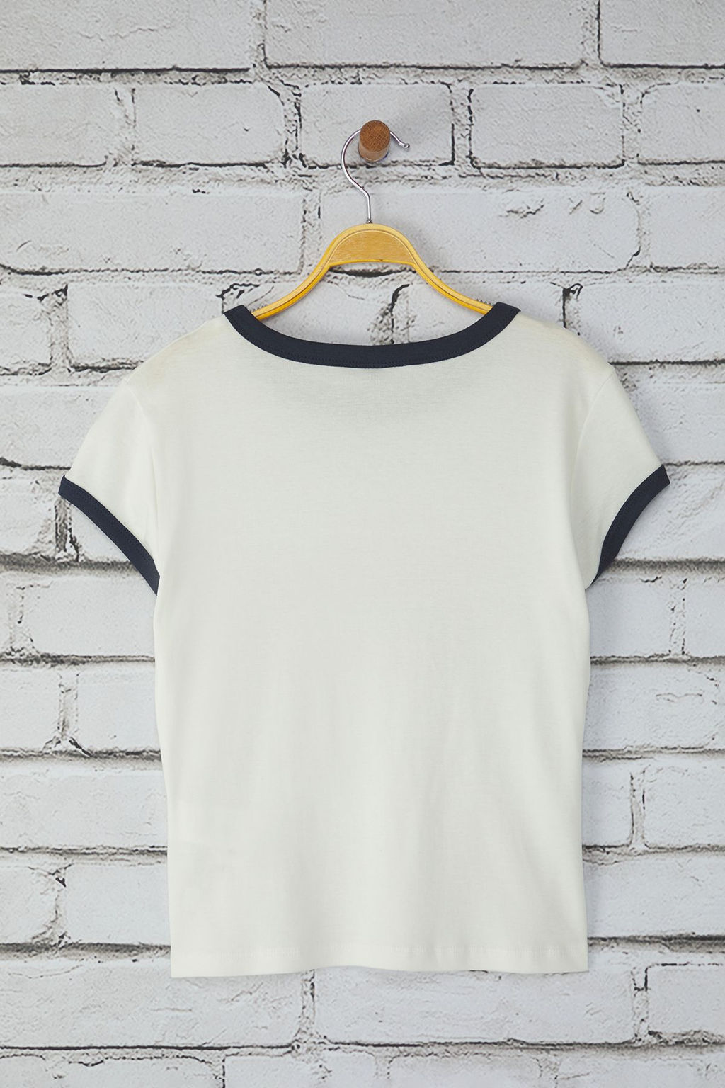 TRENDYOLMILLA Ekru Slogan Bask? Renk Bloklu Fitted/Vucuda Oturan Orme T-Shirt TWOSS25TS00094