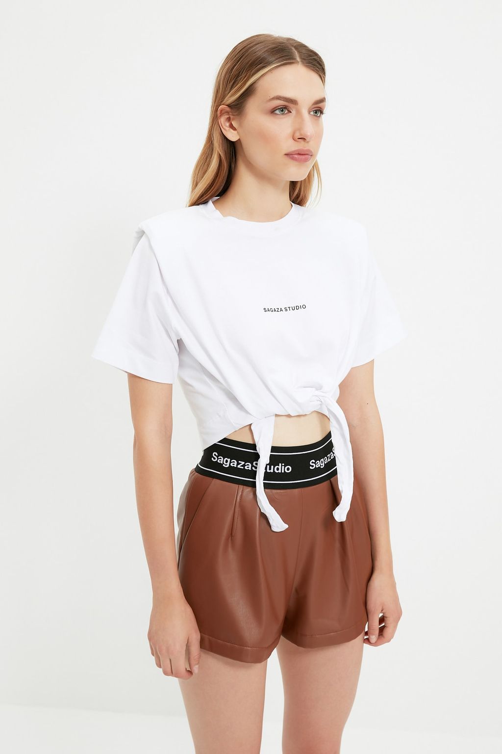 TRENDYOLMILLA X Sagaza Studio Siyah Sloganl? Orme T-Shirt TPRAW22TS0214  фото 11