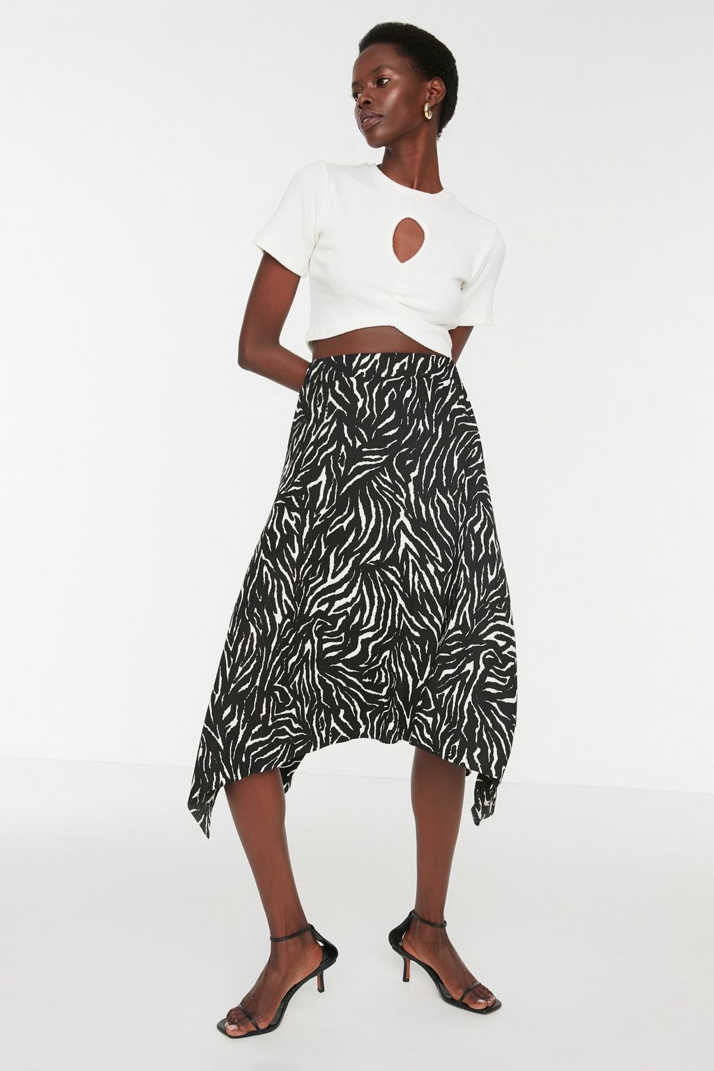 Beyaz Desenli Volanl? Asimetrik Yuksek Bel Midi Esnek Etek TWOAW20ET0440