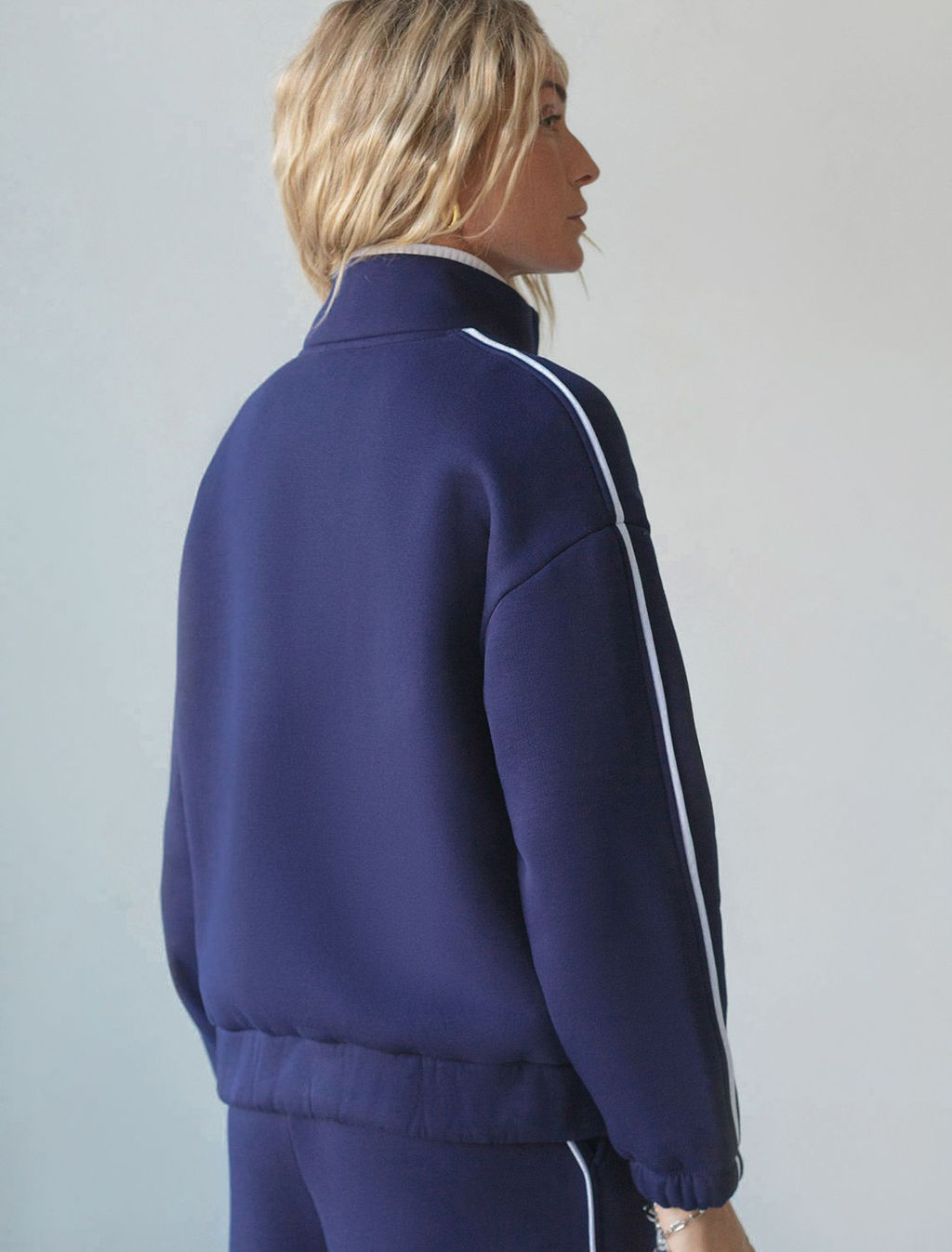 Бомбер среднего объема из эластичного футера трехнитики c начесом - Vilatte фото 3