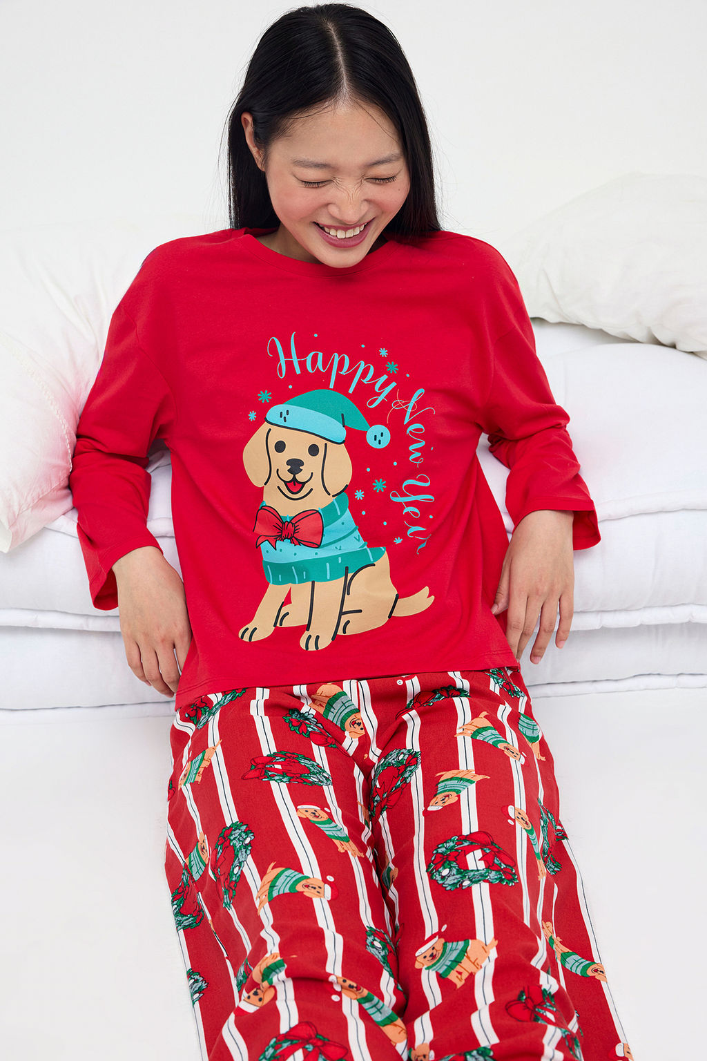 Teen K?rm?z? Ust Orme Alt Dokuma Kopek Bask?l? ve Y?lbas? Temal? Pijama Tak?m? THMAW26PT00044