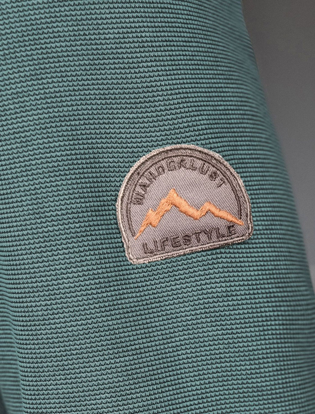 Джемпер легкий из фактурного эластичного трикотажа с принтом