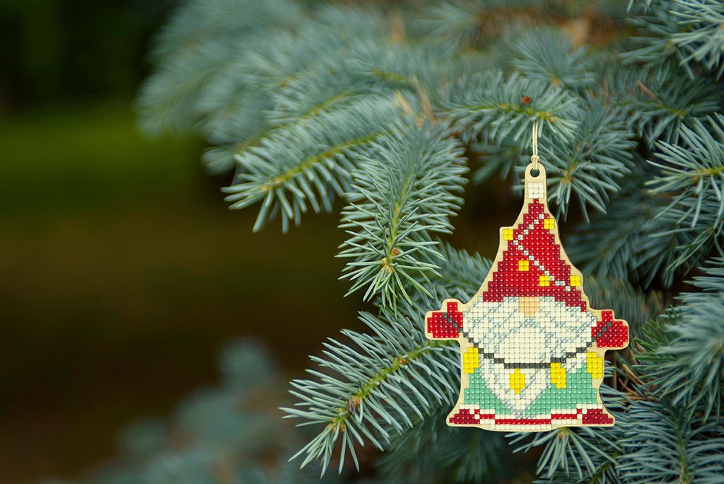 Кристальная (алмазная) мозаика ФРЕЯ ALVP-004 подвеска Гномик с гирляндой 13 х 9.5 см