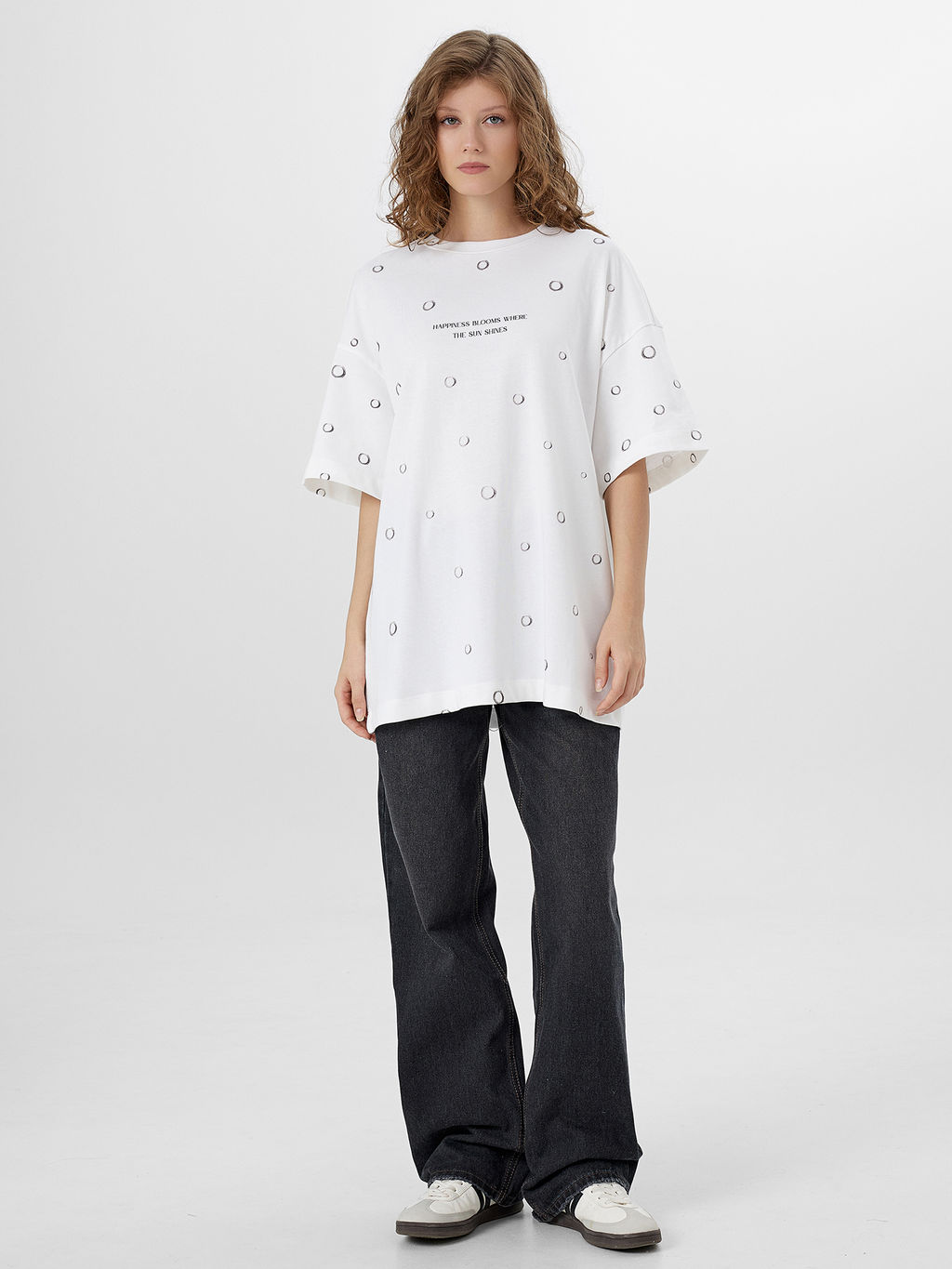 Футболка женская белая с надписью Happiness blooms where the sun shines - Mark formelle фото 3