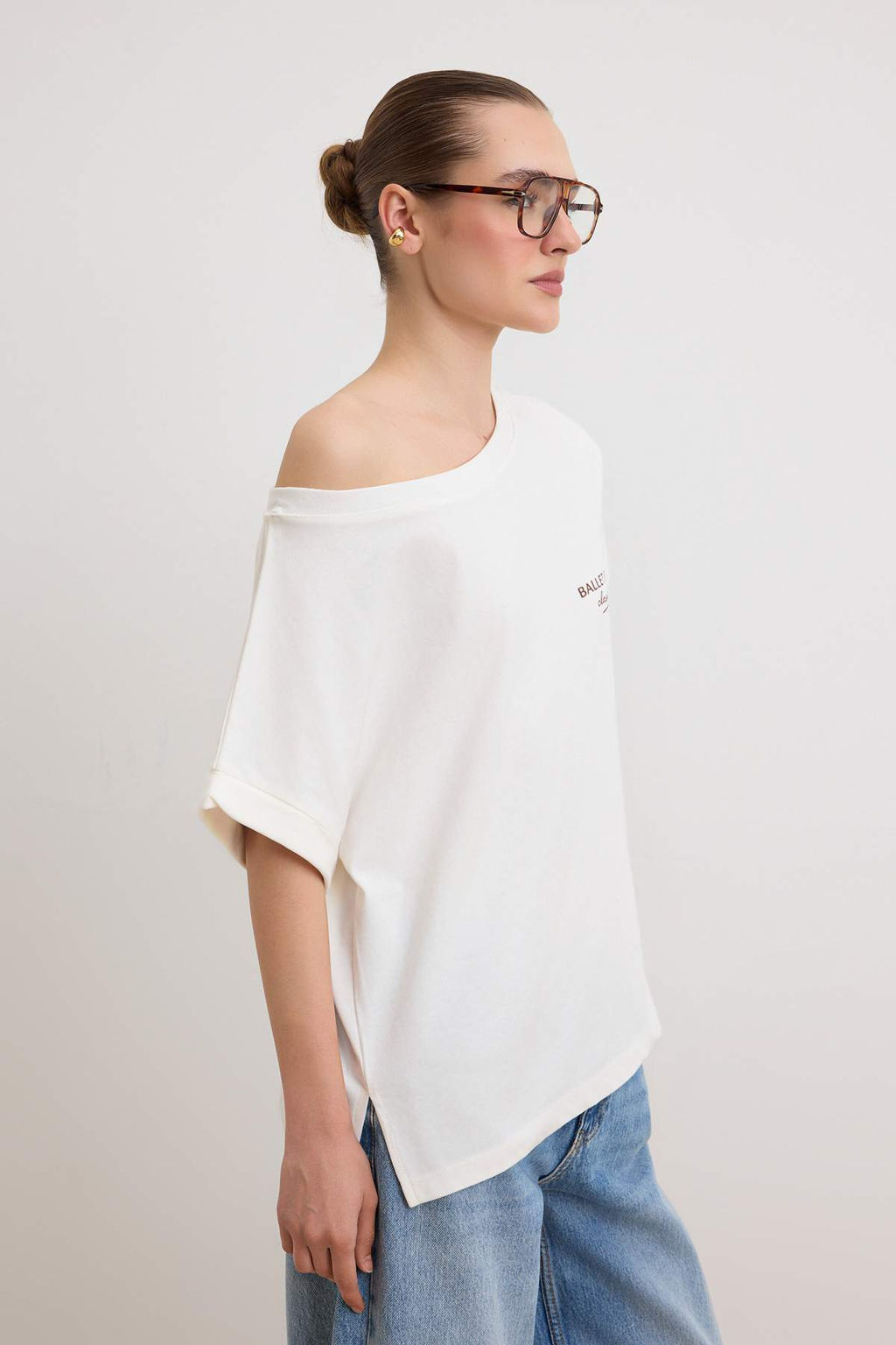 Ekru Slogan Oversize Kay?k Yaka Dusuk Kol K?sa 2 iplik penye Orme T-Shirt TWOSS26TS00150 - Trendyolmilla фото 2