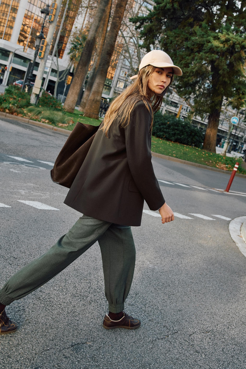 PANTAL?N JOGGER BAJO PU?O / Khaki vigor?