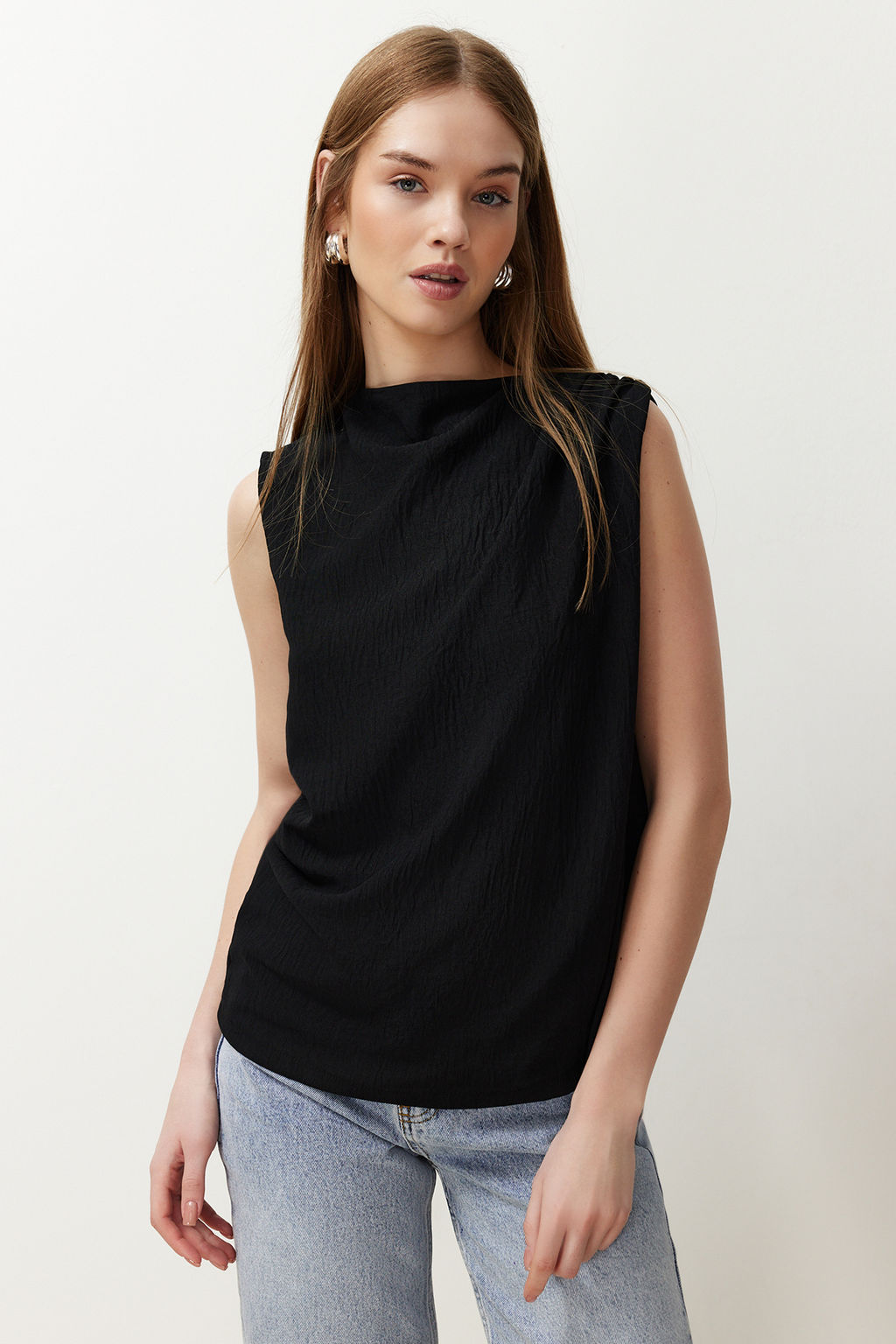 Trendyolmilla Ekru Buzgu Detayl? Bisiklet Yaka Kolsuz Dokuma Bluz TWOSS24BZ00343 фото 12