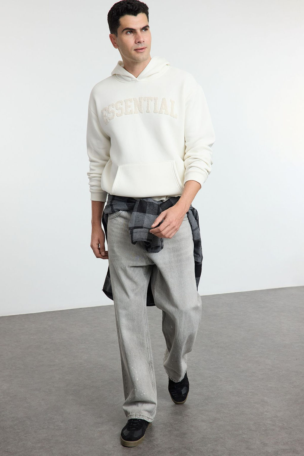 TRENDYOL MAN Antrasit Oversize/Genis Kesim Yaz? Nak?sl? Ici Polar/S?cak Tutan Kapusonlu Sweatshirt TMNAW25SW00180 - Trendyolmilla фото 13