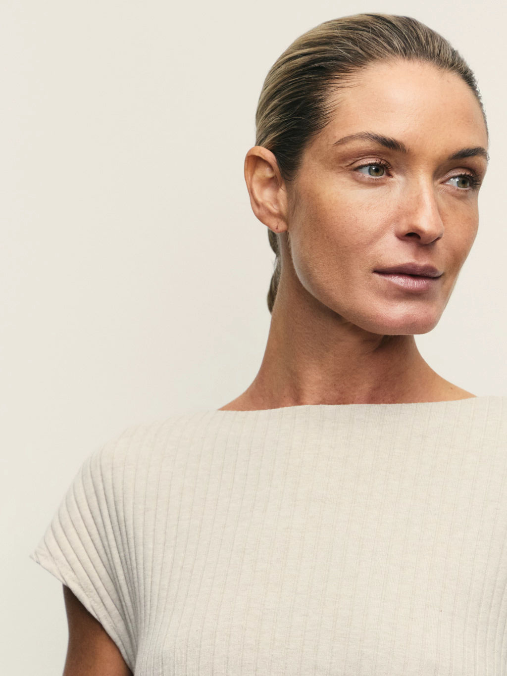 Топ со спущенным плечом и сборками / Zarina  фото 6