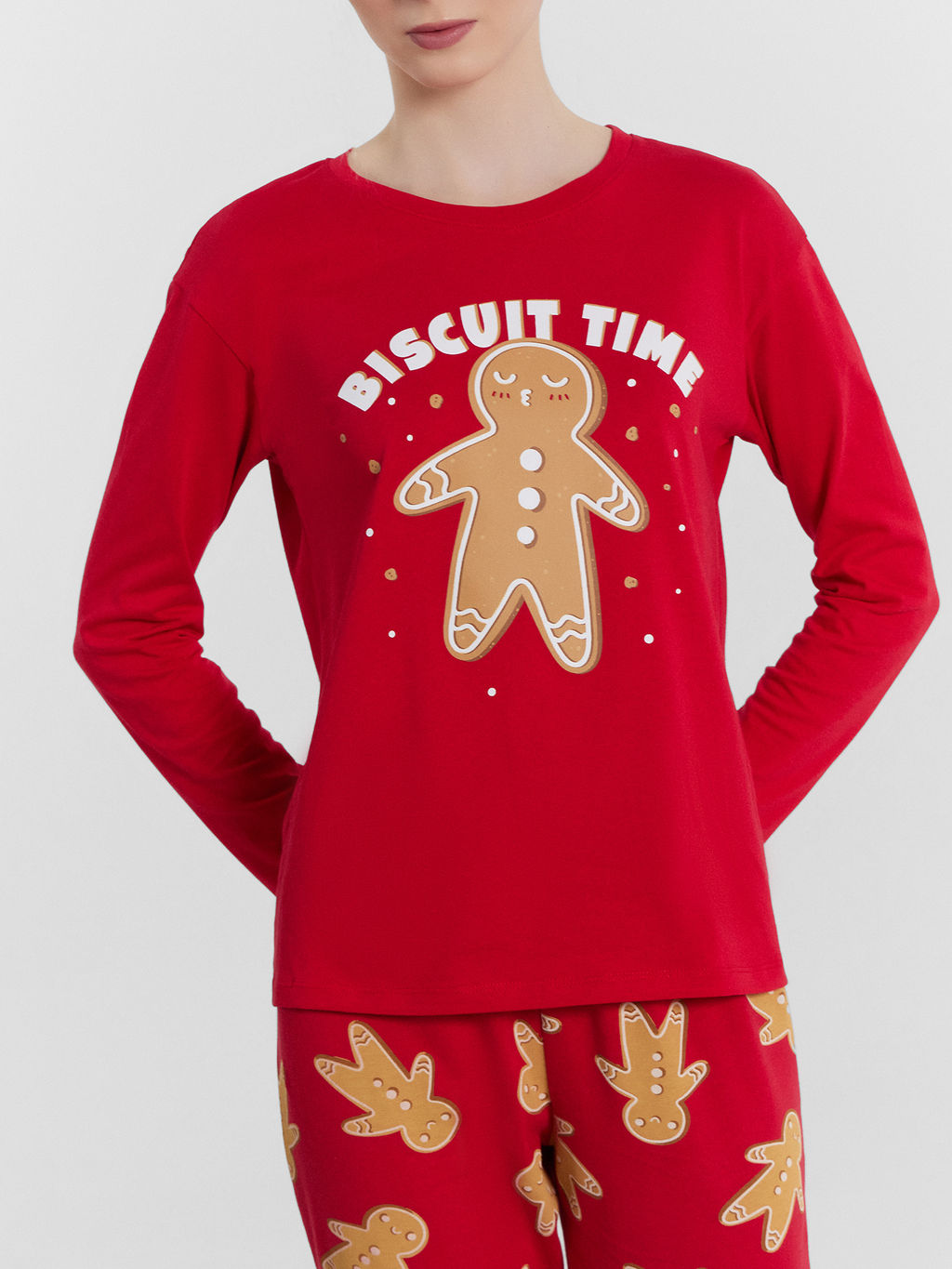 Пижама женская красная с принтом "пряничные человечки" и надписью "biscuit time"