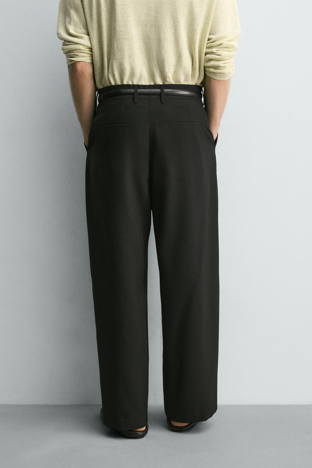 PANTAL?N RELAXED FIT PLIEGUES / Negro