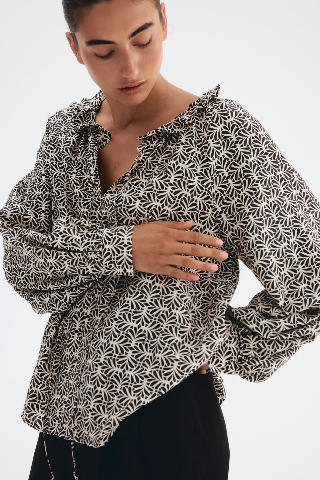 Blusa con cuello de volante - H&m фото 5