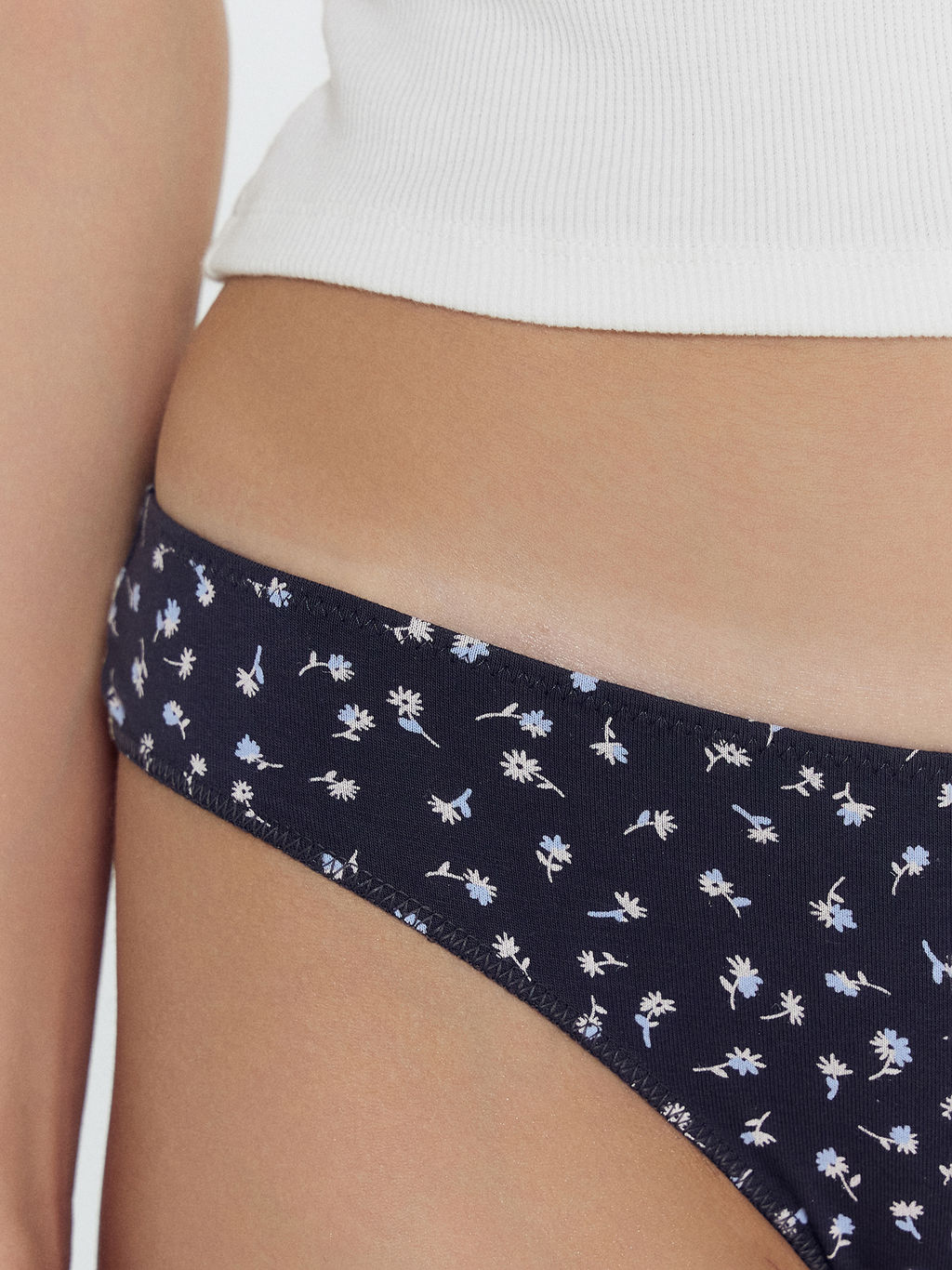 Цена за 2 штуки! Трусы женские бразилиана серые с цветочками цветочки на антраците2 412348 - Mark formelle фото 5