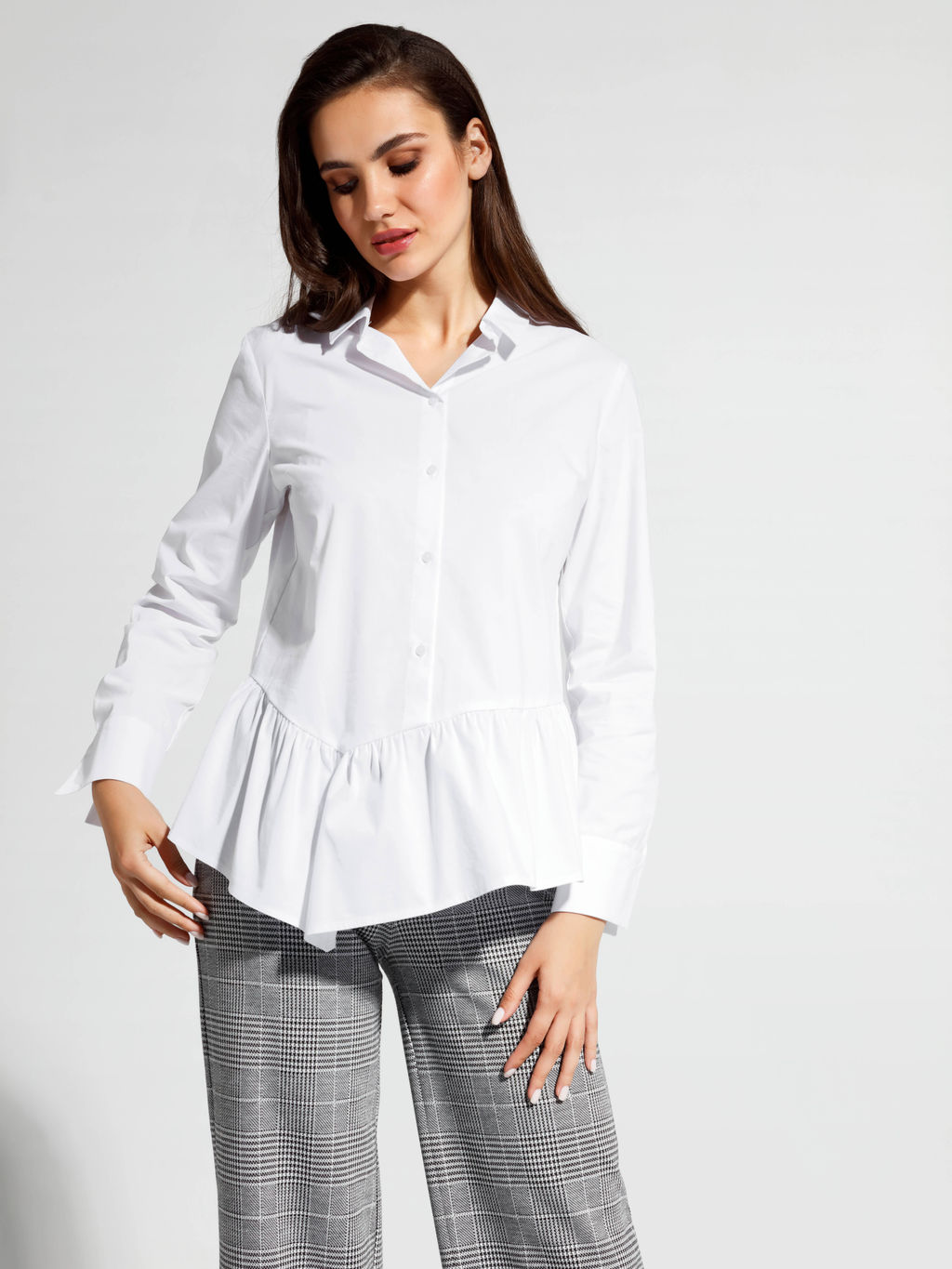 CONTE Однотонная хлопковая рубашка с ассиметричной баской LBL 1040 white