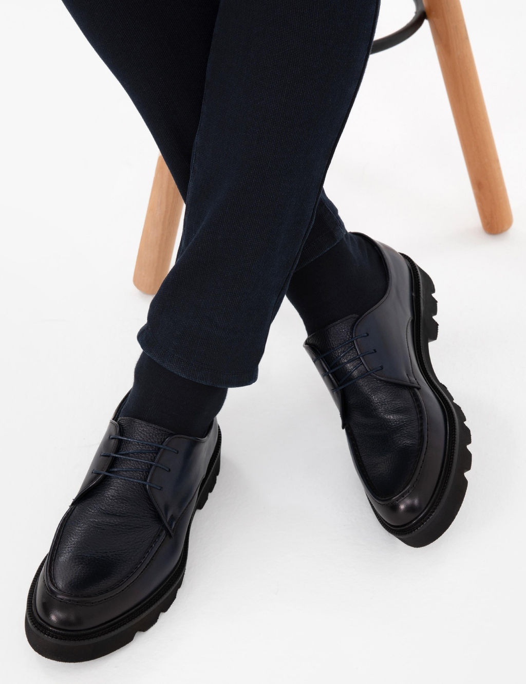 Темно -синие ботинки