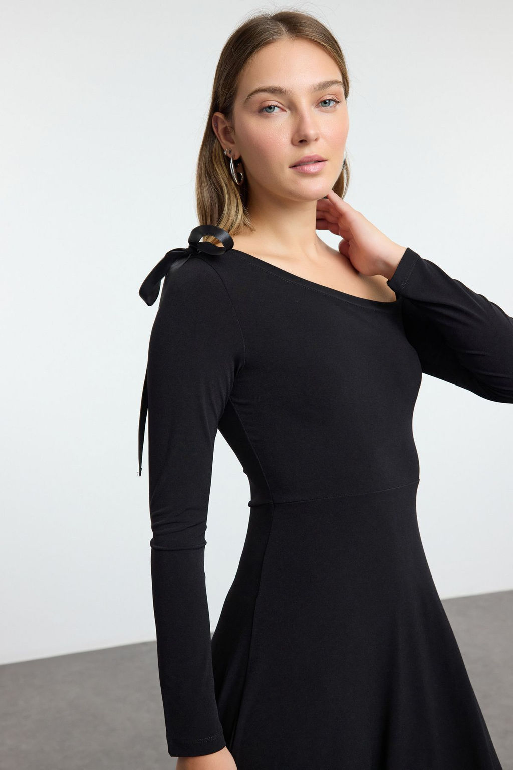 TRENDYOLMILLA Siyah Fiyonk Detayl? Kusakl? Skater Midi Orme Elbise TWOAW25EL00532  фото 2