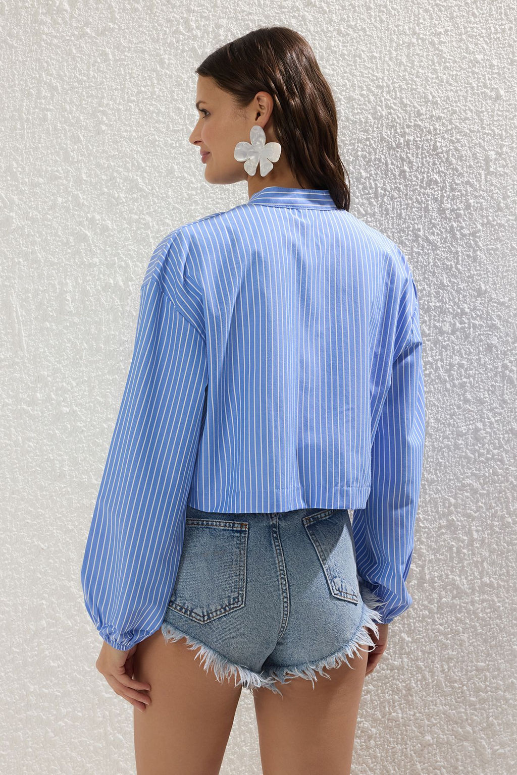 TRENDYOLMILLA Beyaz-Mavi Cizgili Dokuma Baglama Detayl? Plaj Gomlek TBESS25GO00023  фото 4