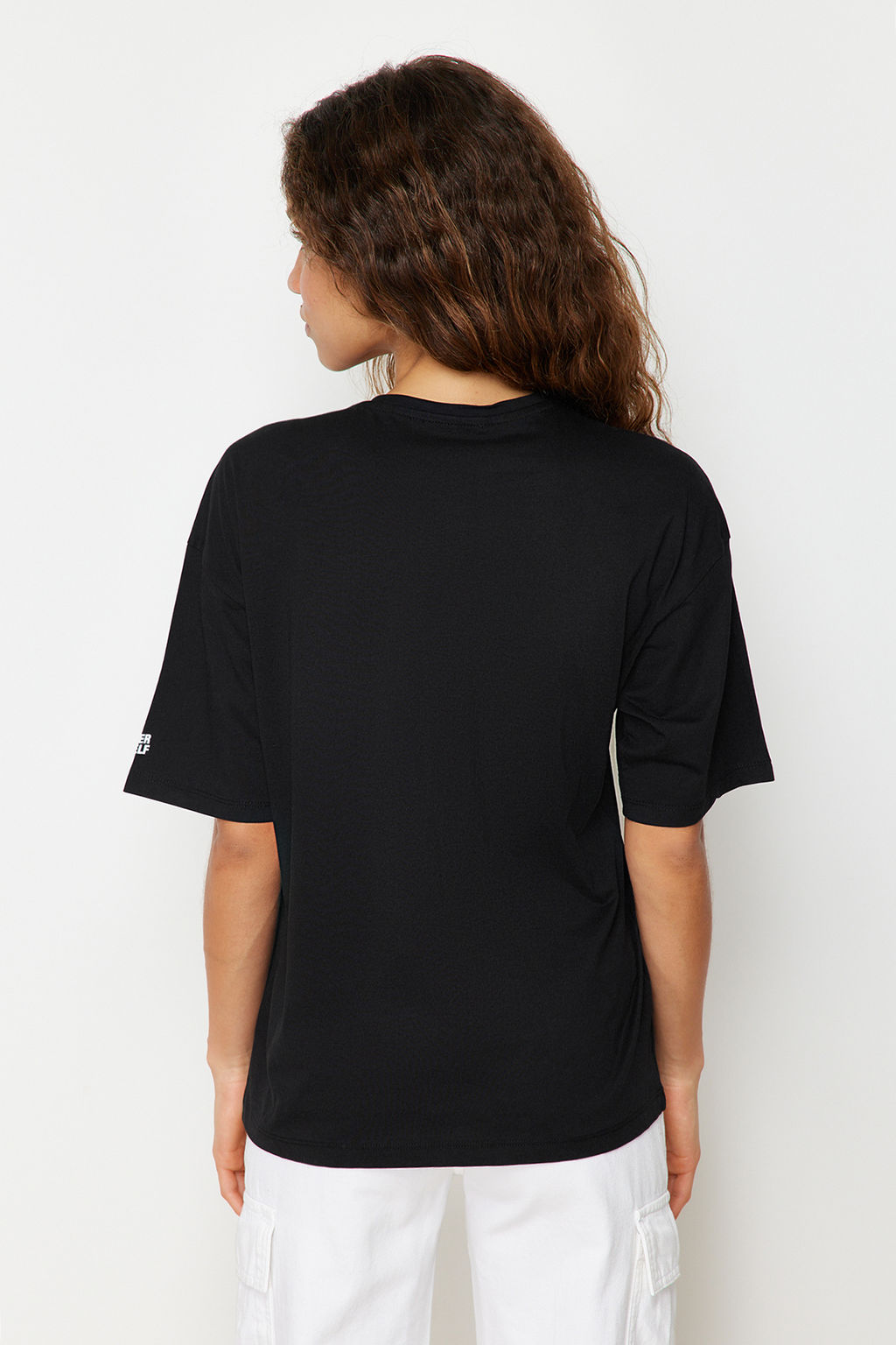 TRENDYOLMILLA Siyah %100 Pamuk Slogan Bask?l? Oversize/Genis Kal?p Bisiklet Yaka Orme T-Shirt TWOSS23TS00183 фото 6