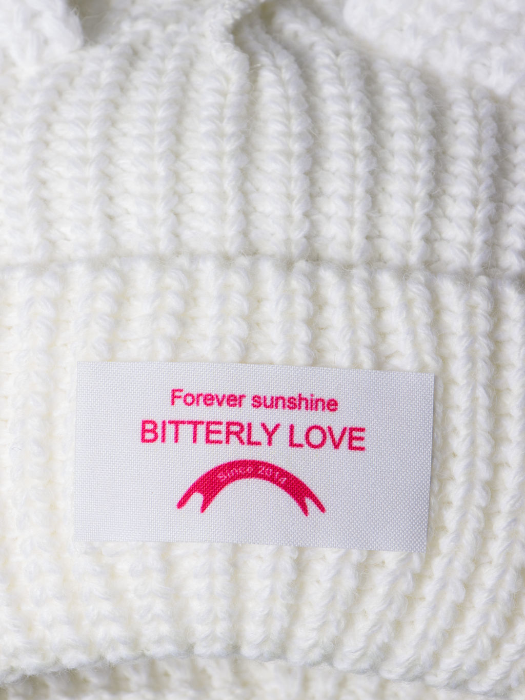 Шапка вязаная подростковая для девочки, с отворотом, кошачьи ушки, нашивка BITTERLY LOVE, молочный