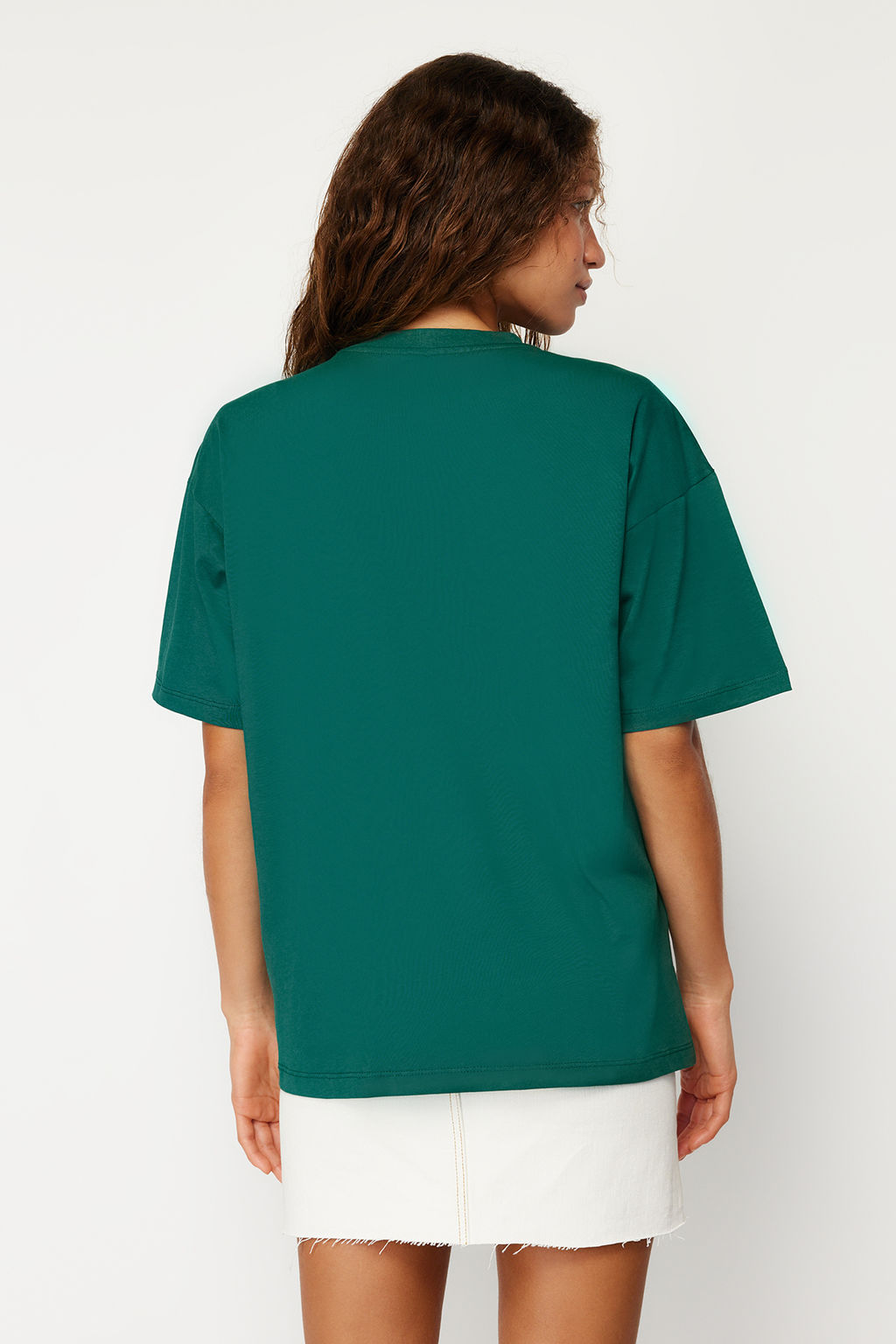 TRENDYOLMILLA Beyaz %100 Pamuk Bisiklet Yaka Oversize/Genis Kal?p Orme T-Shirt TWOSS20TS0134  фото 32