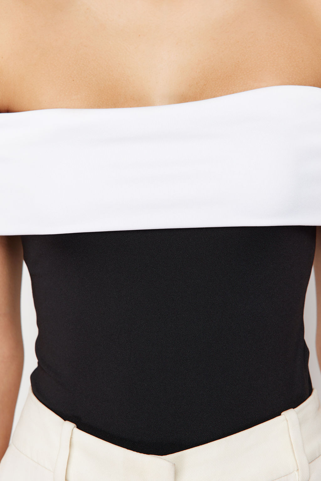 Siyah Renk Bloklu Fitted/Vucuda Oturan C?tc?tl? Esnek Orme Madonna Yaka Body TWOSS24BD00040 - Trendyolmilla фото 5