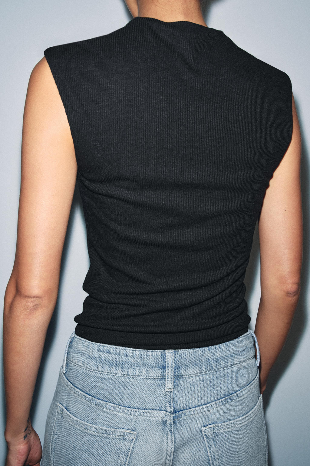 CAMISETA RIB ESCOTE PICO / Negro - Zara фото 3