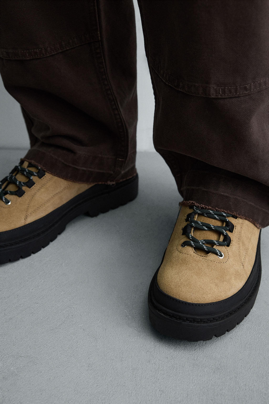 CONTRAST LEATHER SHOES