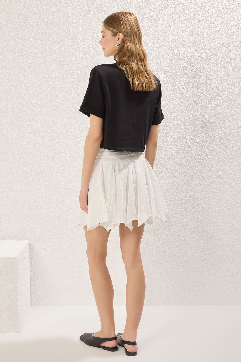 TRENDYOLMILLA Beyaz Etek Ucu Asimetrik Korse Baglama Detayl? Mini Boy Etek TWOSS25ET00154 фото 4