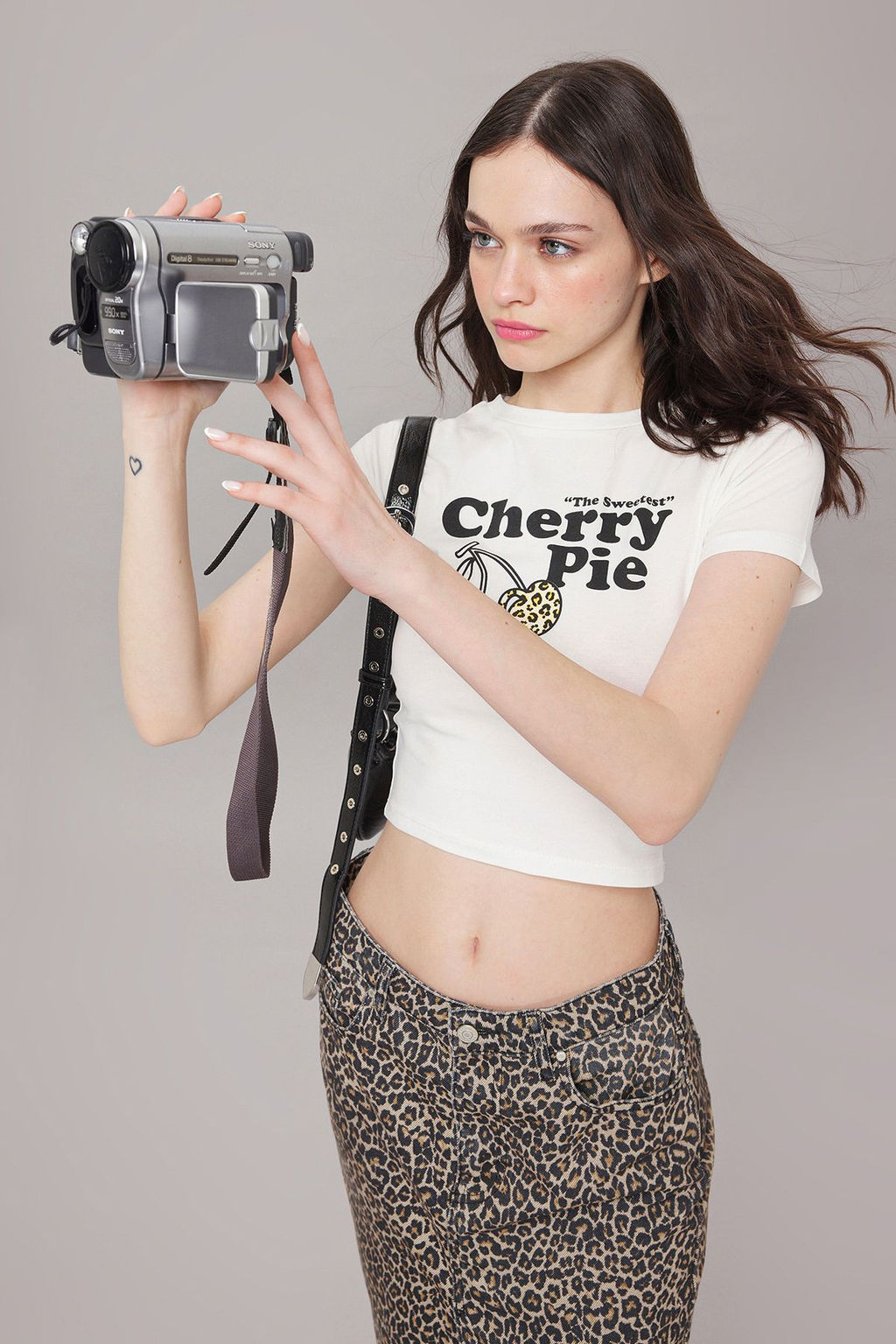 TRENDYOLMILLA Ekru Slogan Bask?l? Crop Fitted/Vucuda Oturan Orme T-Shirt TWOSS25TS00036  фото 2