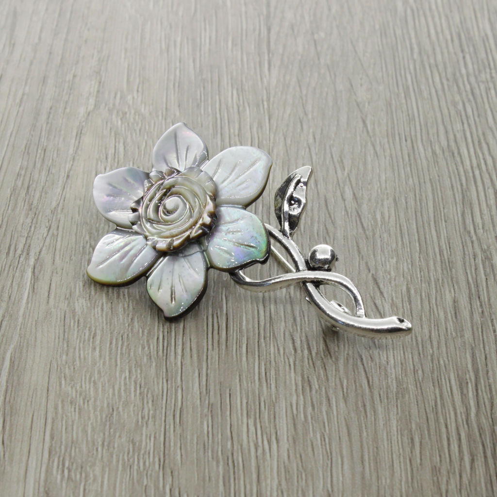 Брошь "Нарцисс" со вставкой из серого перламутра и ювелирного сплава