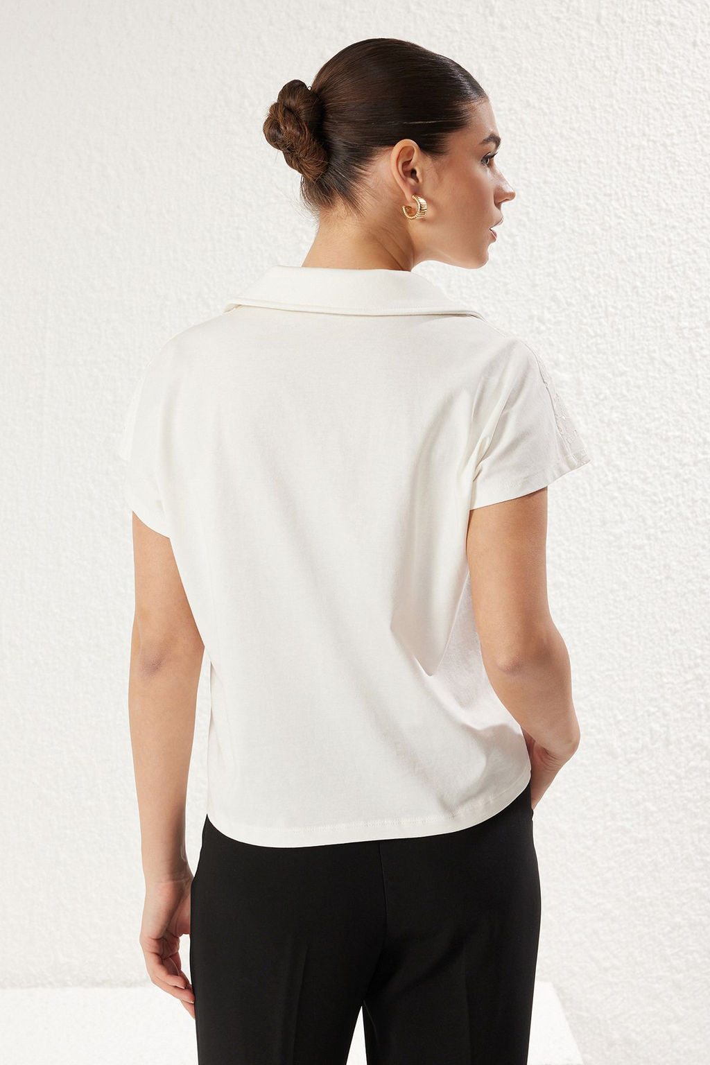 Beyaz Brode Detayl? Relaxed/Rahat Kal?p Polo Yaka K?sa Kol Orme Bluz TWOSS25BZ00071 - Trendyolmilla фото 5