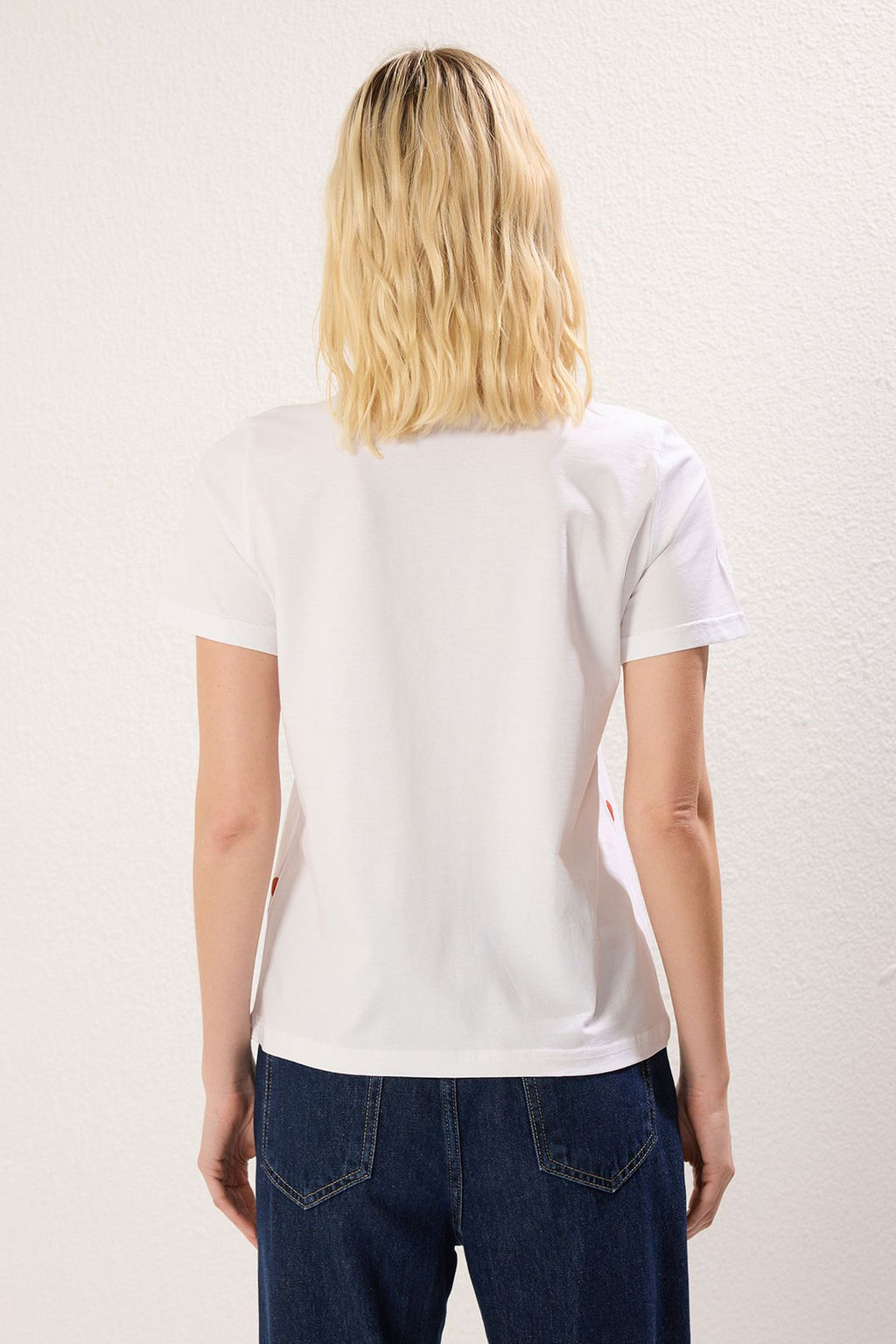 TRENDYOLMILLA Ekru %100 Pamuk Kalp Bask?l? Regular/Normal Kal?p Bisiklet Yaka Orme T-Shirt TWOSS20TS0757