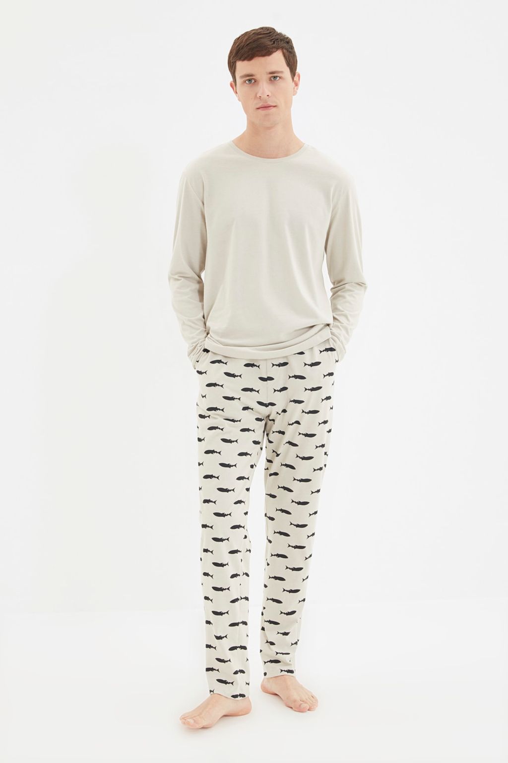 TRENDYOL MAN Bej Regular Fit Bask?l? Orme %100 Pamuk Pijama Tak?m? TMNAW22PT1069