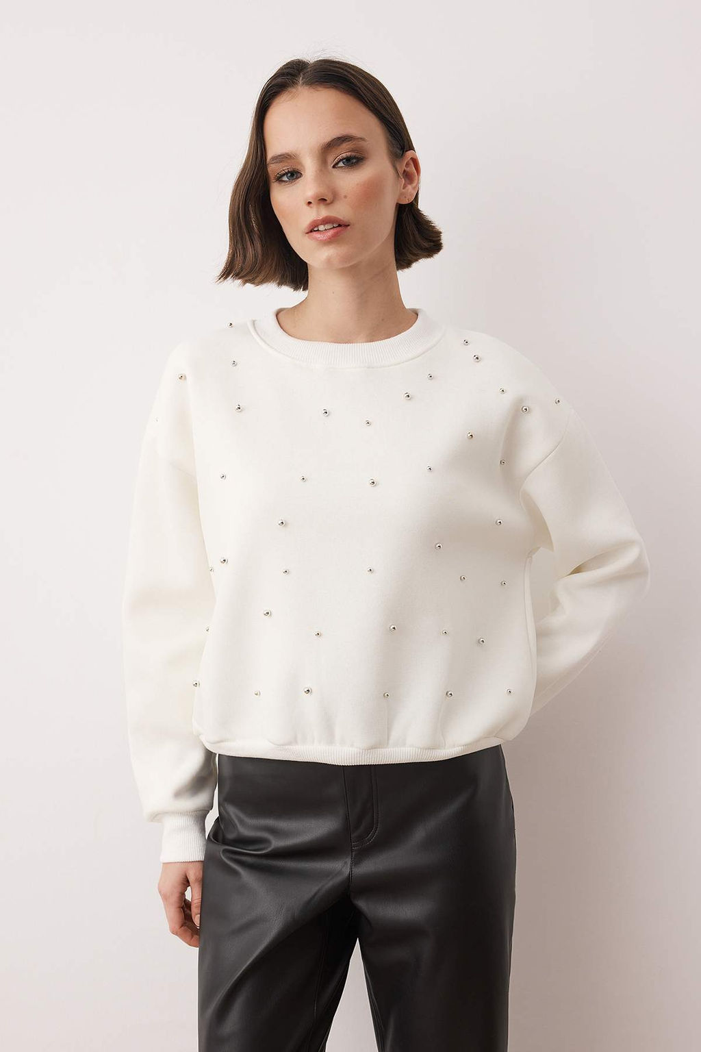 Siyah Tas Akseusar Detayl? Bisiklet Yaka Regular Crop Orme Sweatshirt TWOAW26SW00090 - Trendyolmilla фото 5