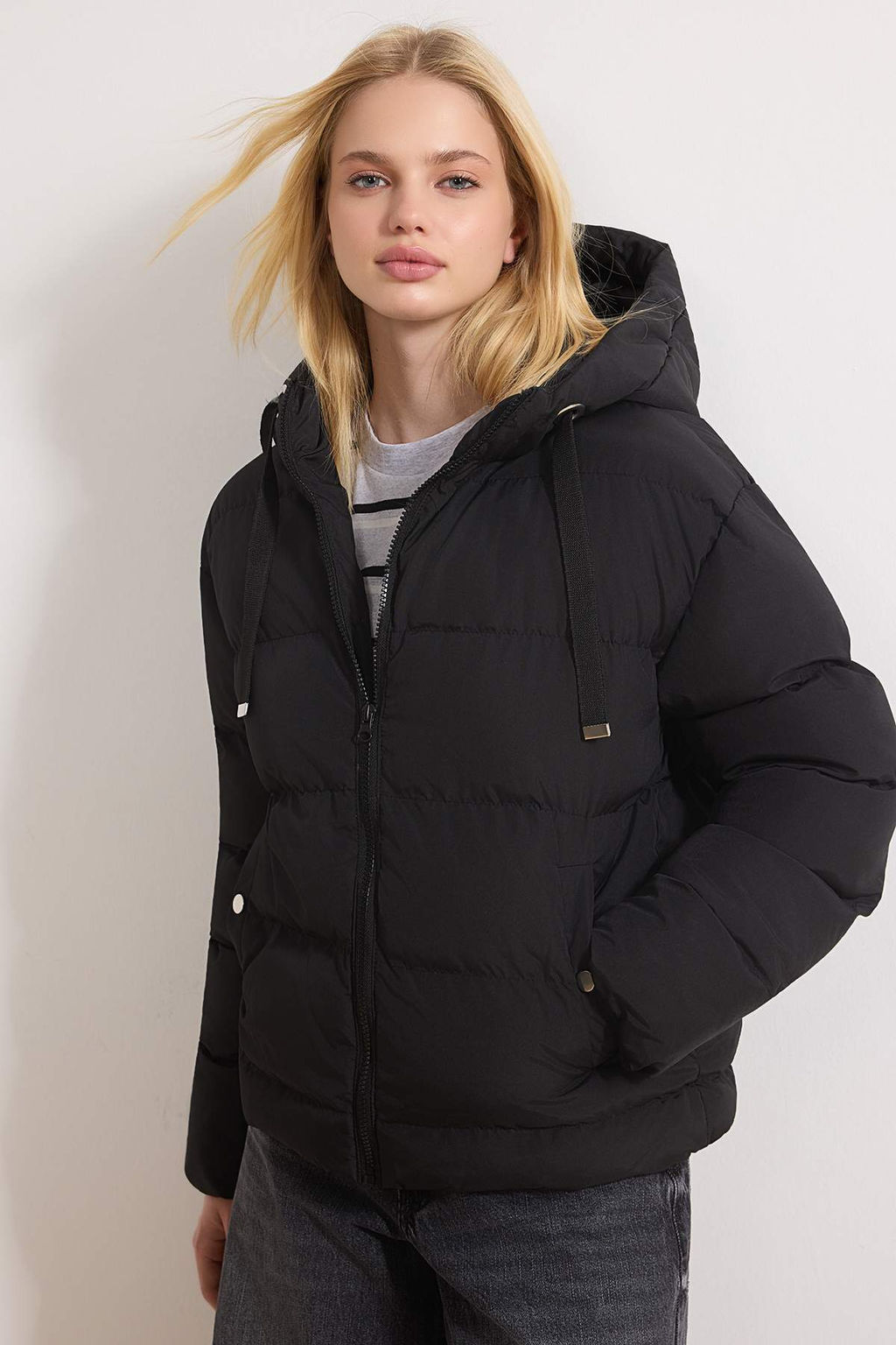 TRENDYOLMILLA Siyah Kapusonlu Su Itici Sisme Mont TWOAW21MO0022  фото 40