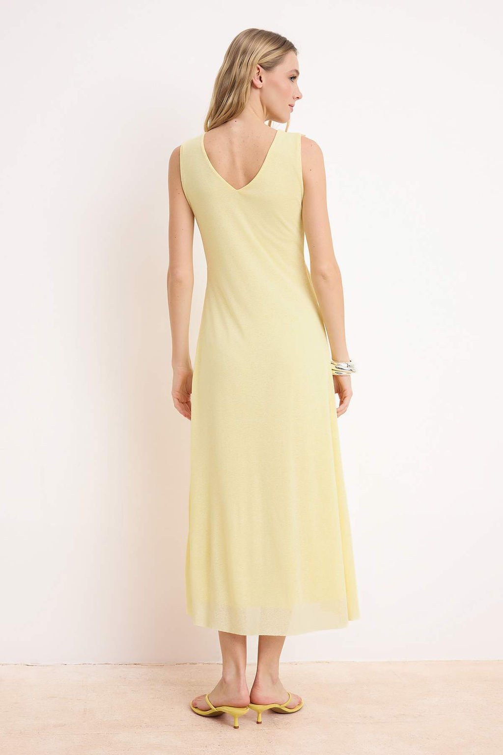 Sar? A-Kesim/Can Form V Yaka Kolsuz Volanl?/F?rf?rl? Midi Kopuk Orme Elbise TWOSS26EL00212