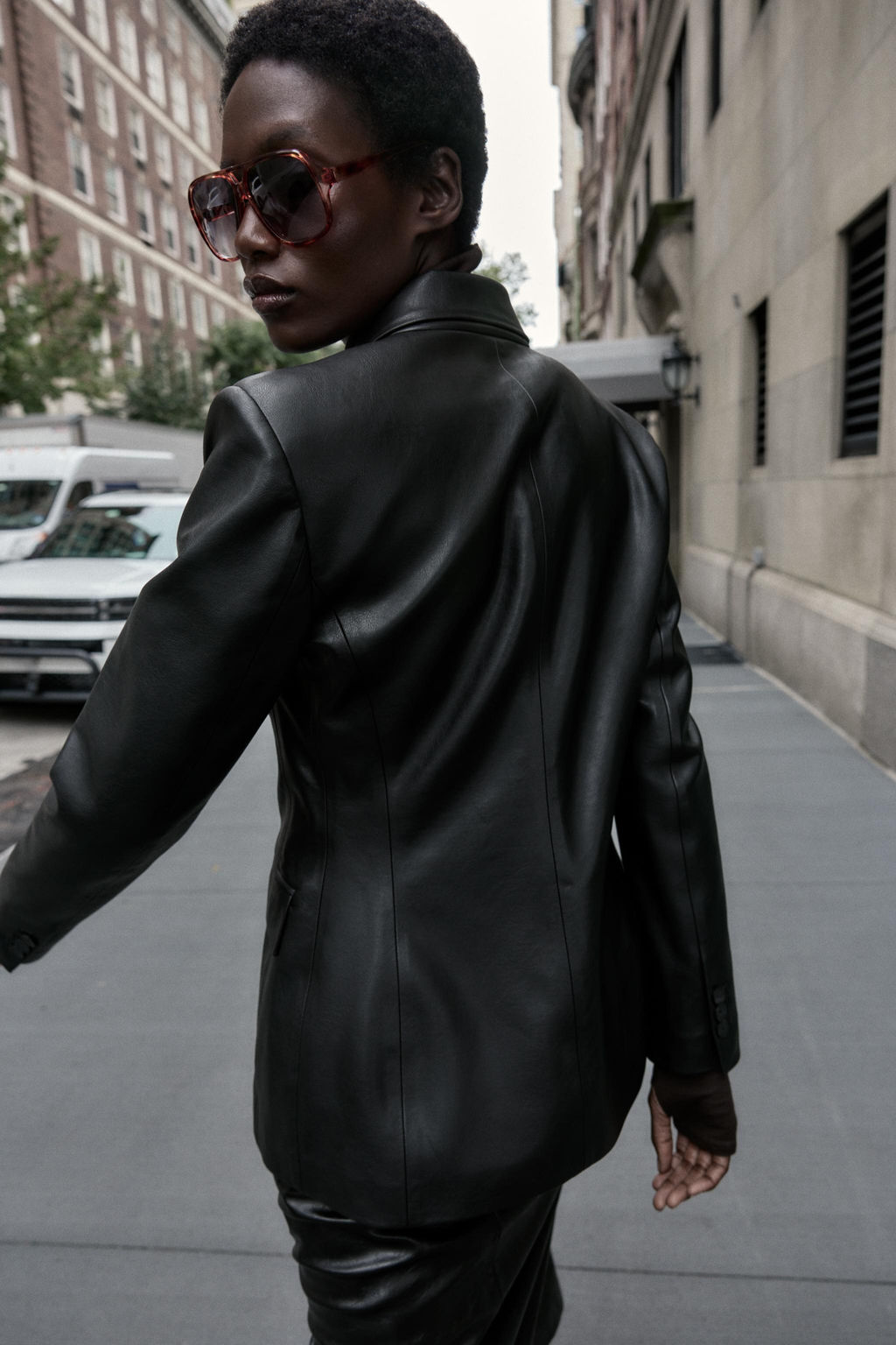FAUX LEATHER DOUBLE-BREASTED BLAZER - Zara фото 6