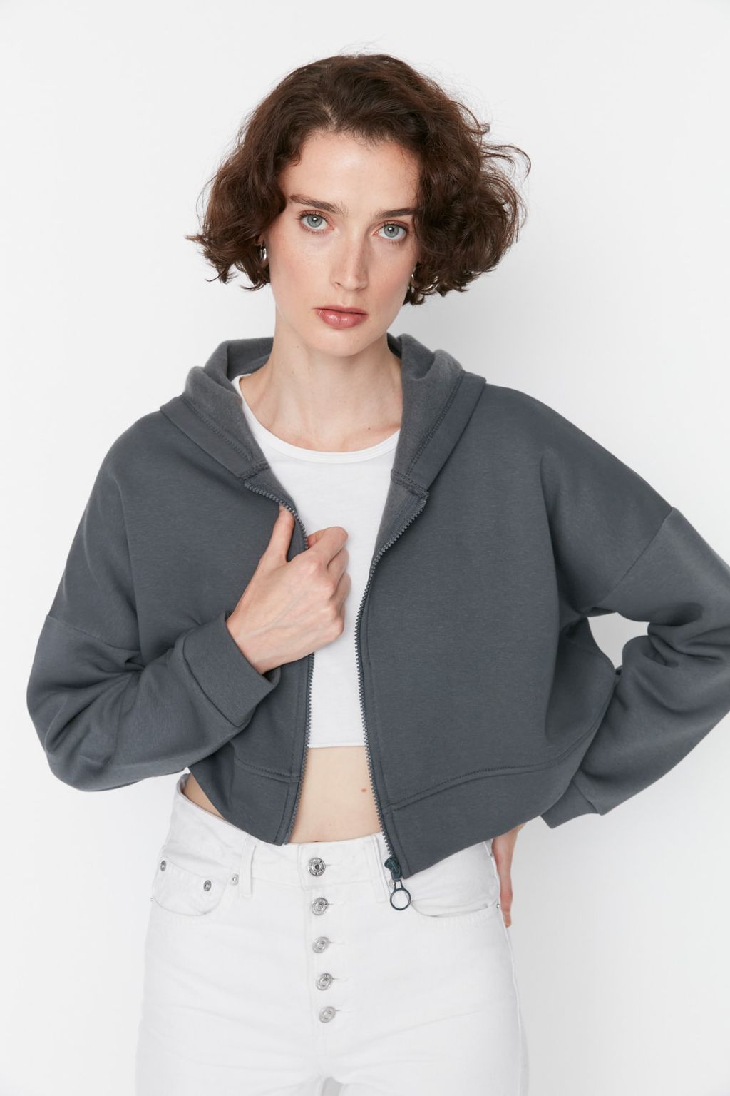 TRENDYOLMILLA Ekru Basic Fermuarl? Kapusonlu Crop Kal?n Ici Polarl? Orme Sweatshirt TWOAW20SW0660  фото 9