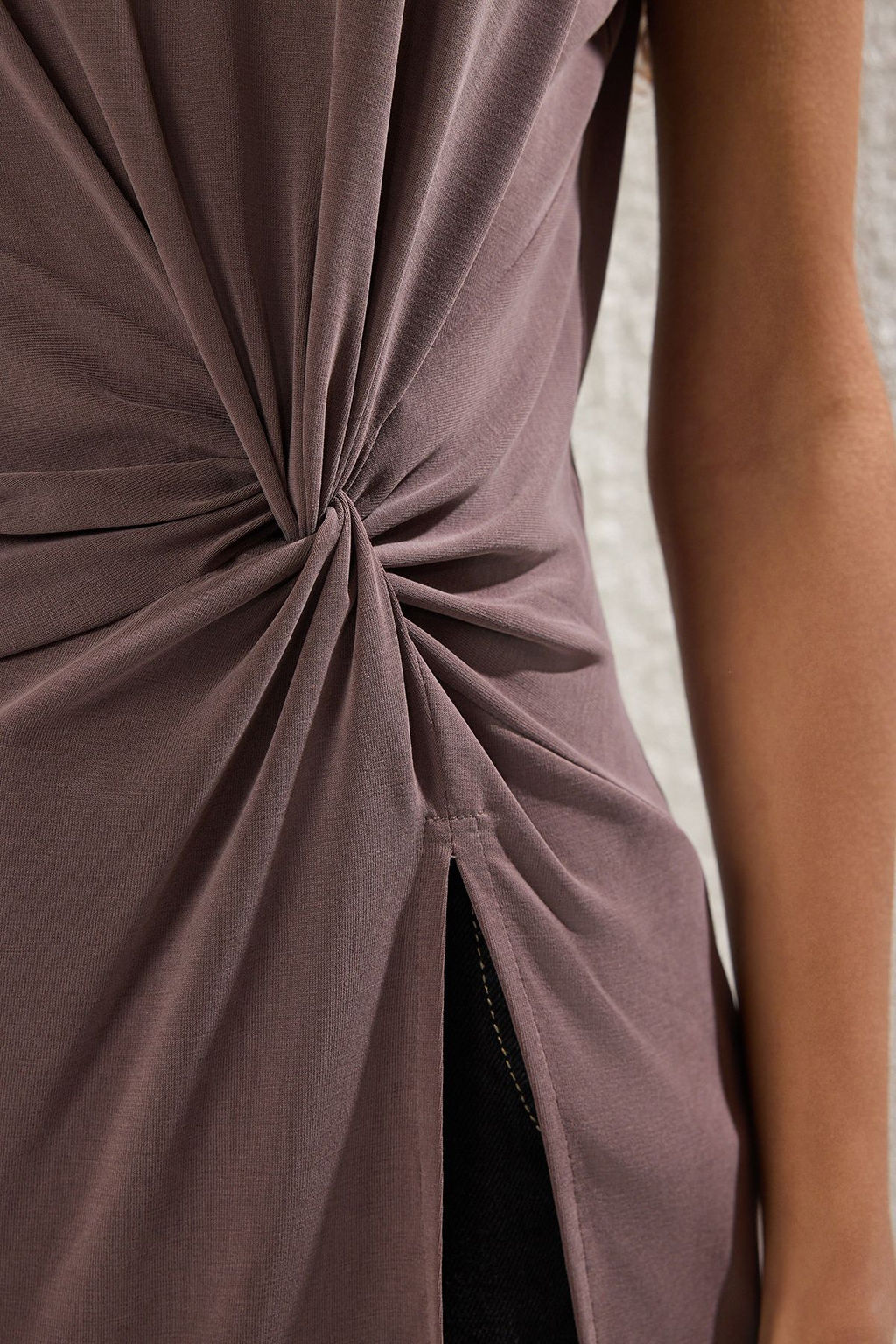 Kahverengi More Sustainable Modal Icerikli Dik Yaka Buzgu Y?rtmac Detayl? Orme Bluz TWOSS24BZ00359