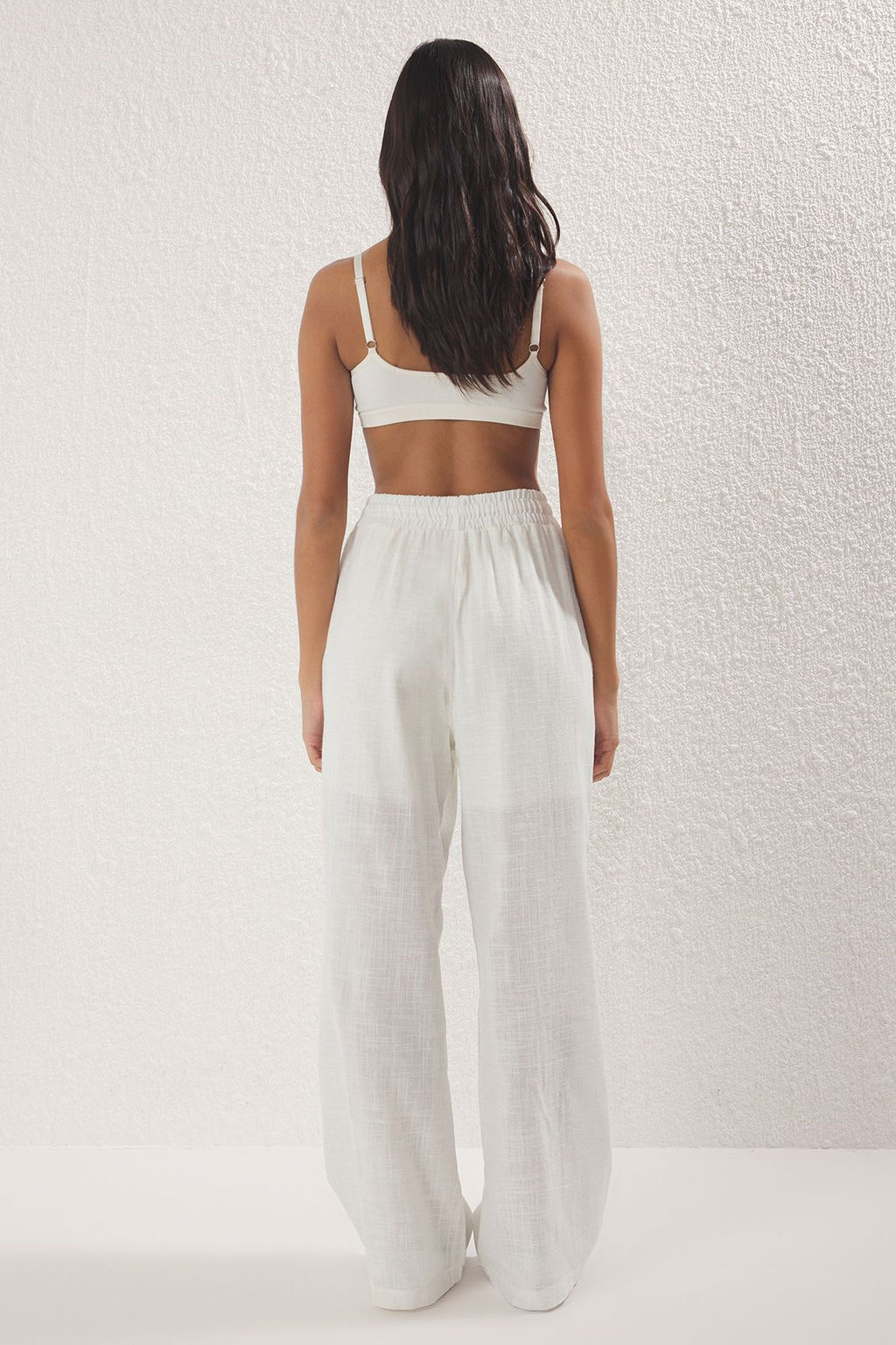 Beyaz Keten Gorunumlu Wide Leg/Genis Paca Sort Astarl? Beli Lastikli Pantolon TWOSS25PL00121