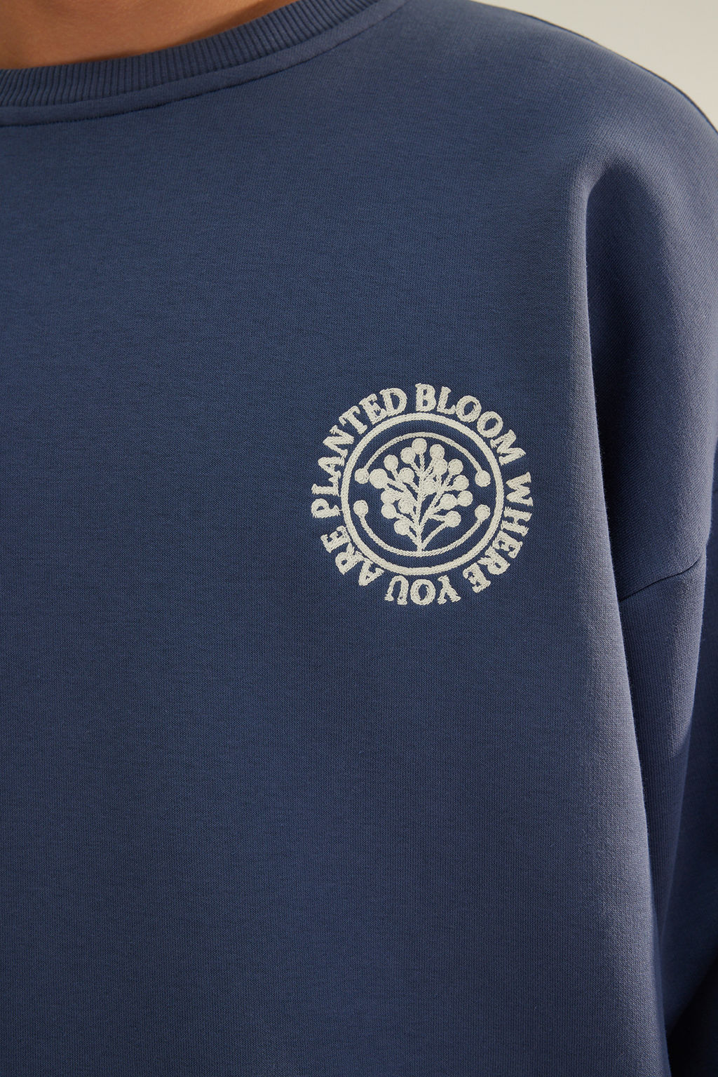 Indigo Oversize/Genis Kesim Cicek Nak?sl? Ici Polar/S?cak Tutan Sweatshirt TMNAW24SW00012