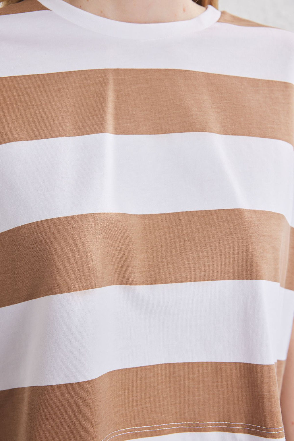 Kahverengi Cizgili Kal?n Pamuklu Bisiklet Yaka Loose Crop/Rahat K?sa Orme T-Shirt TWOSS25TS00193