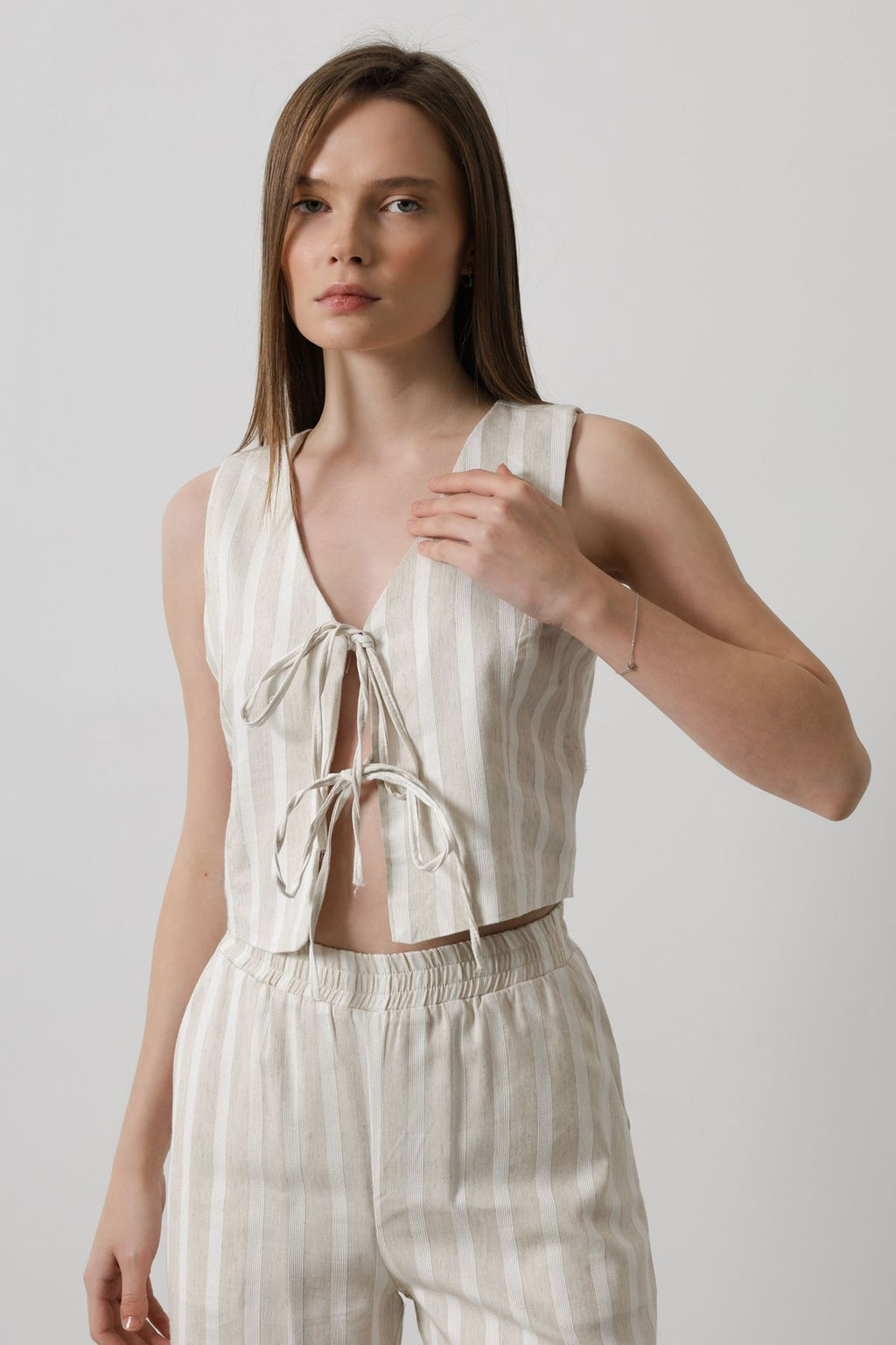 Trendyolmilla Bej Keten Gorunumlu Onu Baglama Detayl? Cizgili V Yaka Crop Dokuma Bluz TWOSS25BZ00159