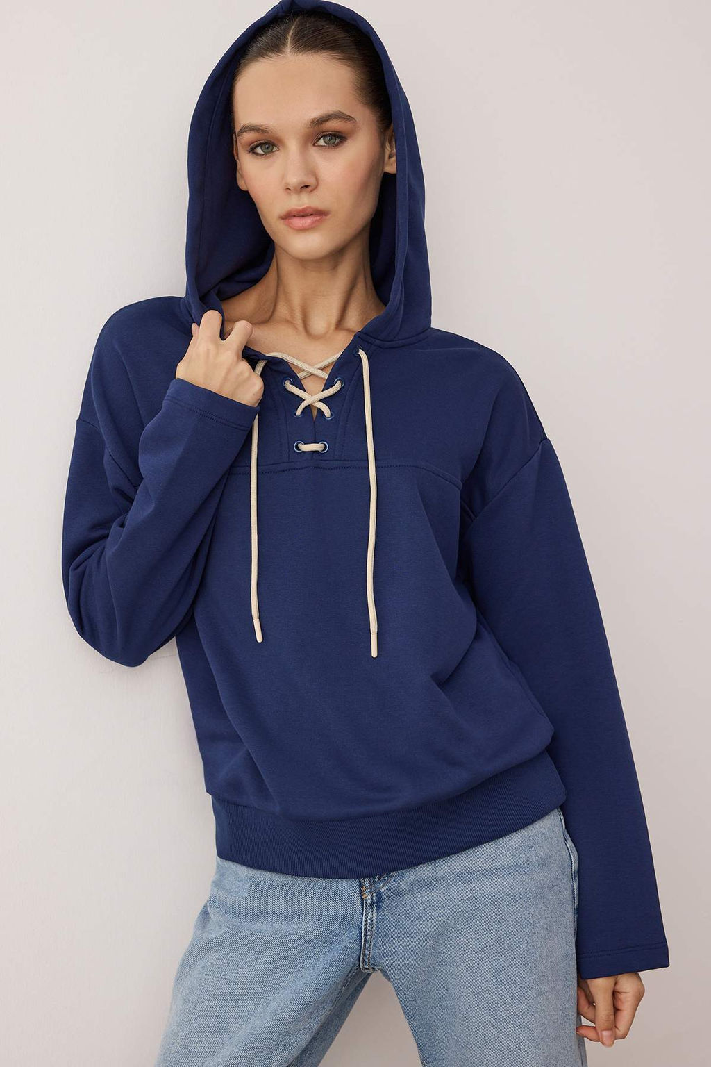 Lacivert Baglama Detayl? Oversize/Genis Kal?p Orme Sweatshirt TWOAW26SW00053 - Trendyolmilla фото 2