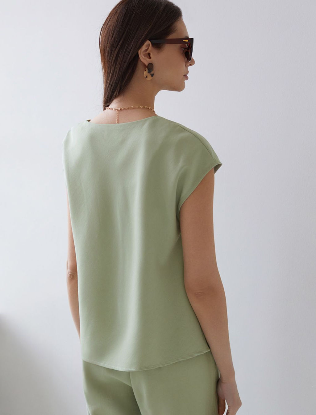 Блузка с U вырезом скроенная по косой из плотного лиоцелла