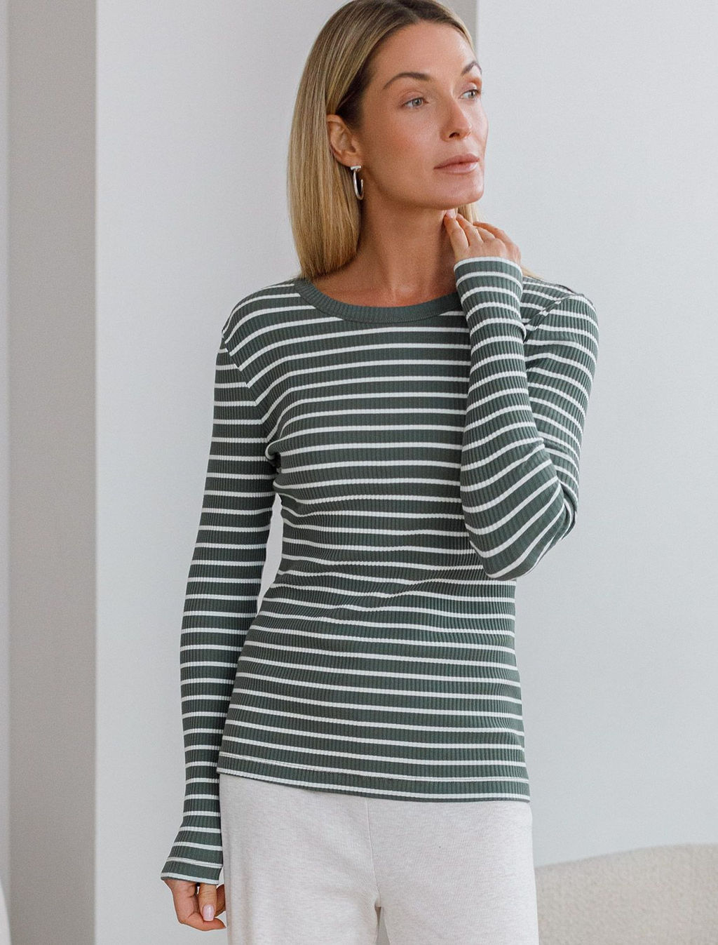 D49.984 Футболка женская оливковый-белый