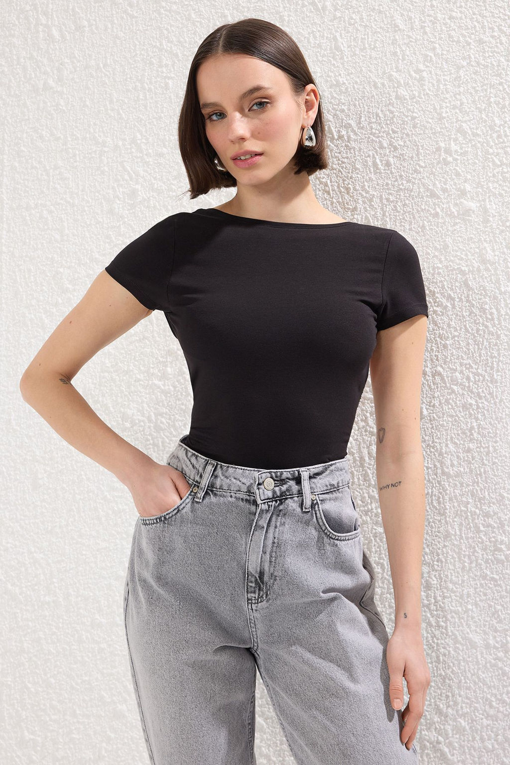 Trendyolmilla Siyah S?rt Dekolteli Gogus Pedli Fitted/Vucuda Oturan Orme Bluz TWOSS25BZ00468
