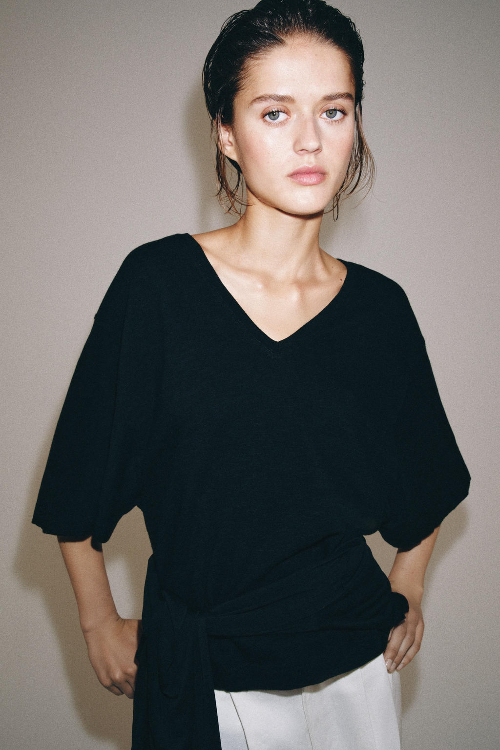 CAMISETA ESCOTE PICO / Negro - Zara фото 2