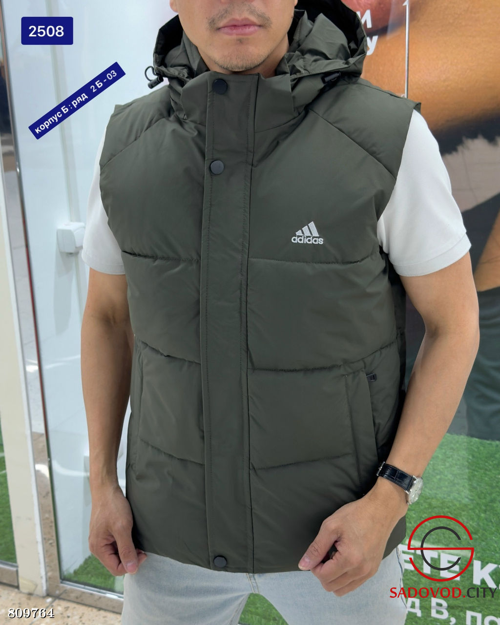 Мужской жилет, выполненный из ткани холлофайбер