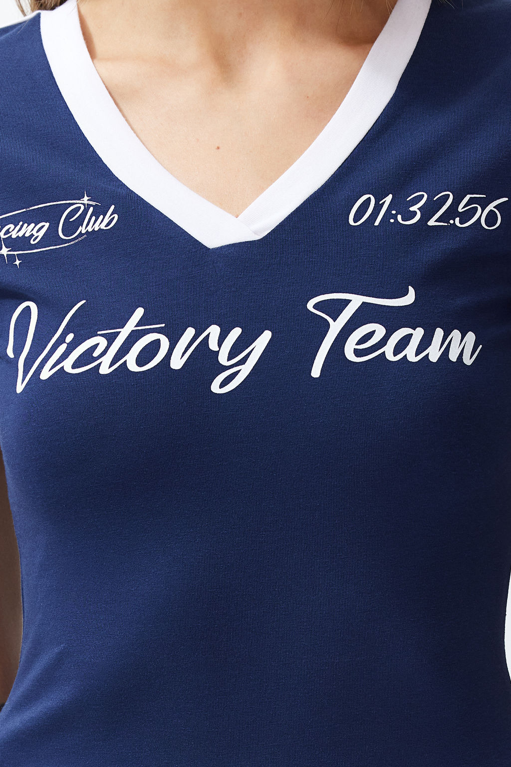 TRENDYOLMILLA Lacivert Slogan Bask?l? V Yaka Regular/Normal Kal?p Orme T-Shirt TWOSS24TS00162 фото 4